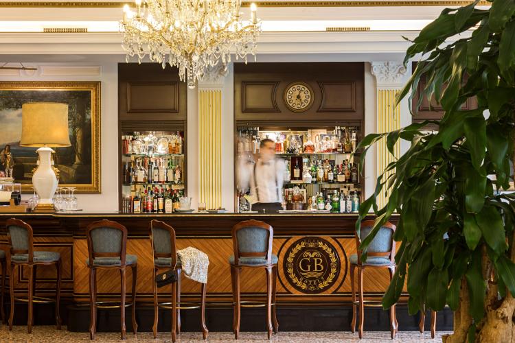 16 - AGH - James Bond Bar