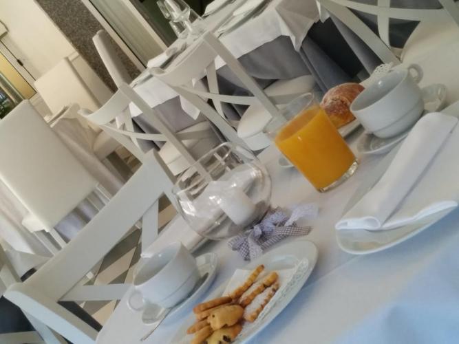 Grottamare tavolo colazione.jpg