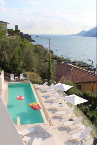 Vista lago con piscina