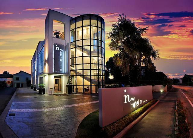 Hotel In Lounge Room