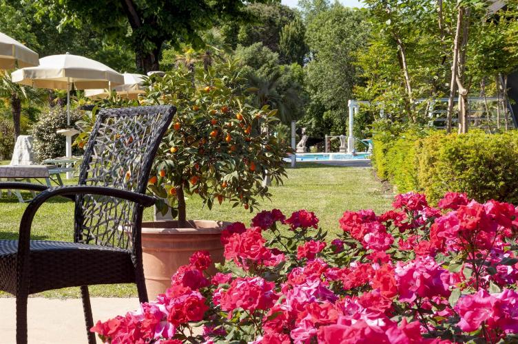 Particolare 3 Piscina Harrys Garden 2022 OS