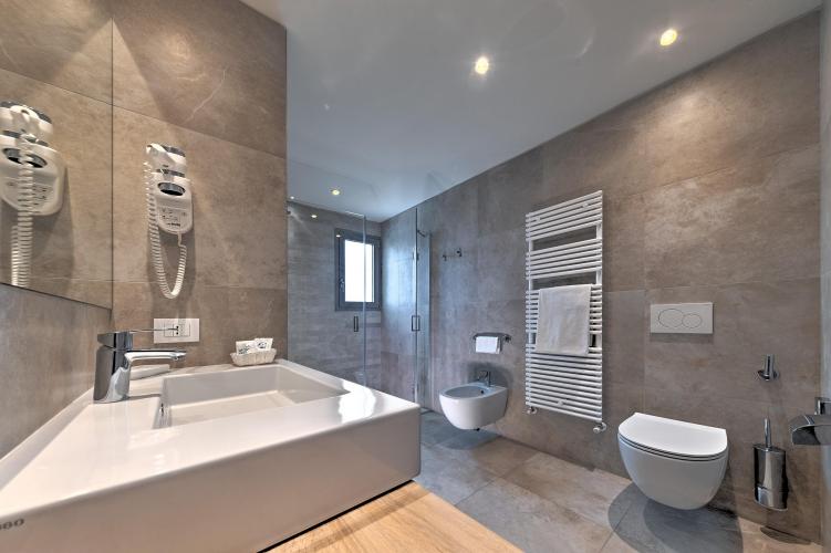 Bagno camera 01 Harrys 2022