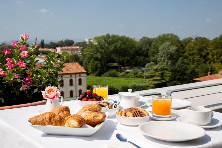Colazione con vita sulla città