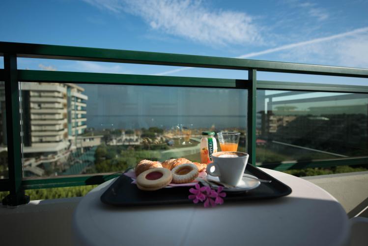 camera elegance  vista fronte mare