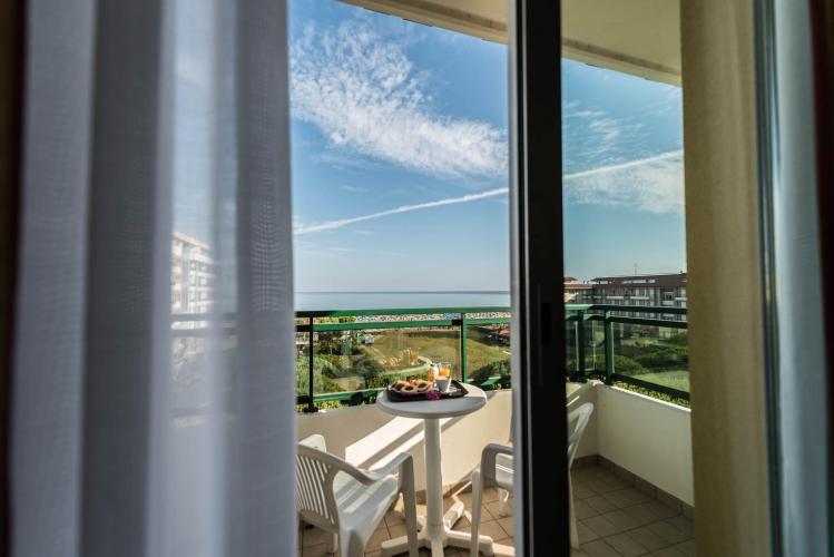 camera elegance vista fronte mare