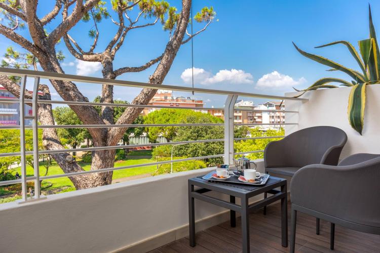 Balcone camera vista città