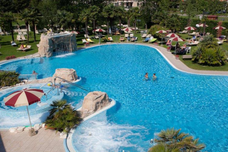 Panorama-Piscina-Esterna-Hotel-AllAlba