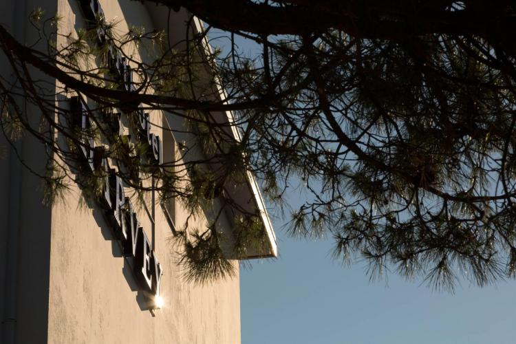 Harvey_ Facade _ Insegna 