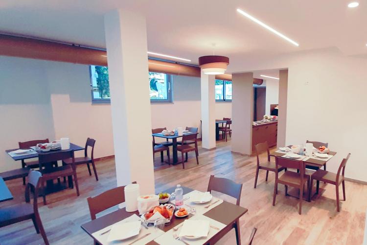 sala colazioni apparecchiata