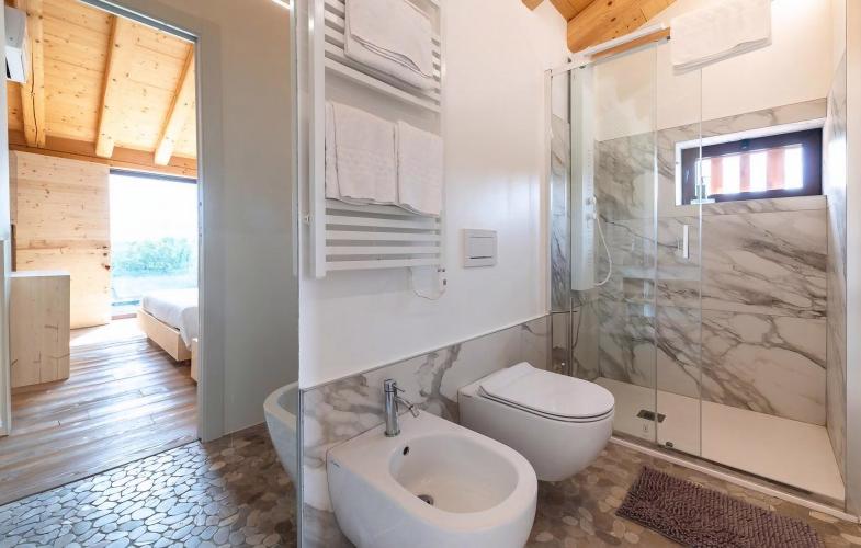 ivc332_bath_08-2048x1304-4096x2608