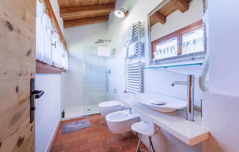 ivc240_bath_09-2048x1304-4096x2608