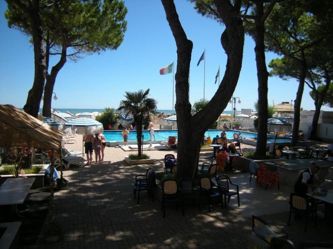 Hotel Ambasciatori piscina