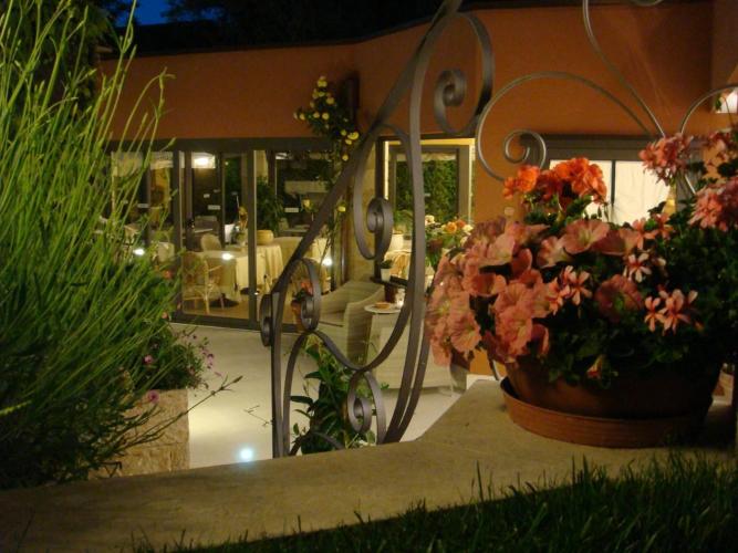 H.CAMINETTO ESTERNO PARTICOLARE