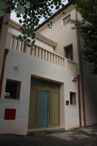 Porta ingresso Vanzo con scritta convitto