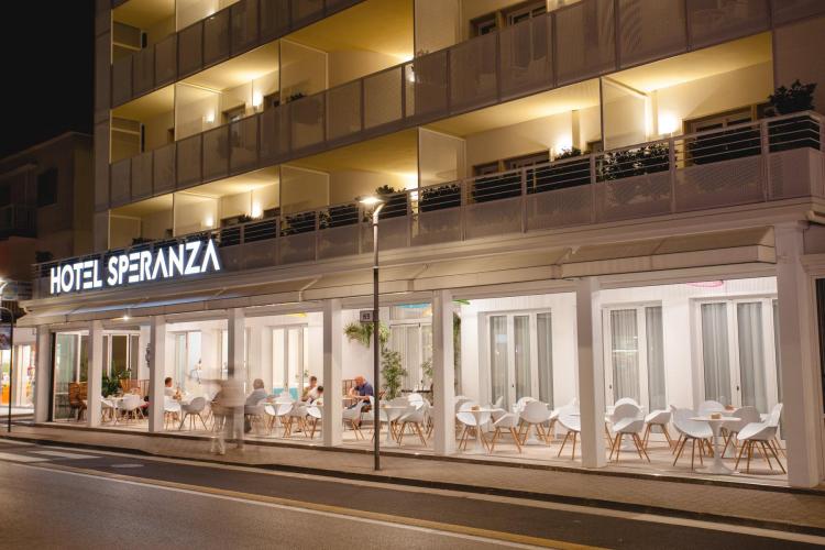 Vista Hotel bei Nacht 2