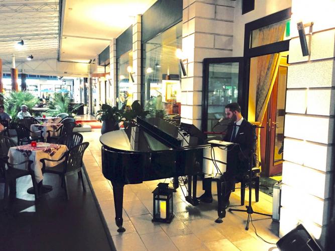 bar terrazza vecchia con pianista