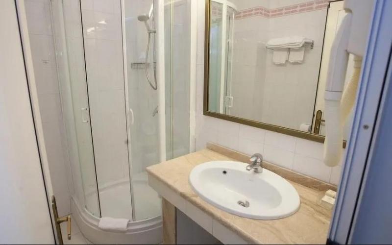 standard room's bathroom