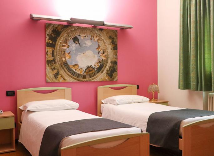 camera-doppia-moderna-rosa