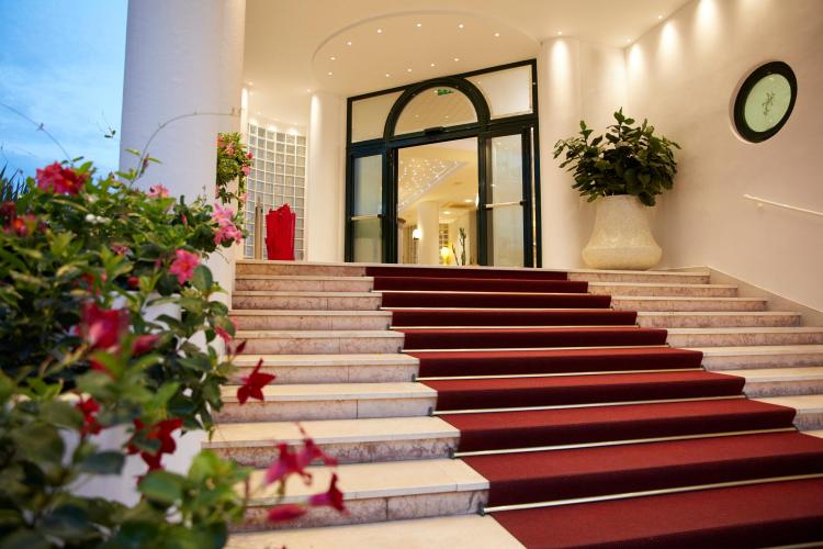 The flowered entrance of the TERMINI Beach hotel