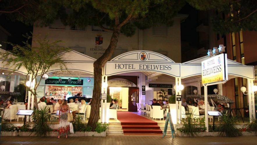 Edelweiss facciata notte