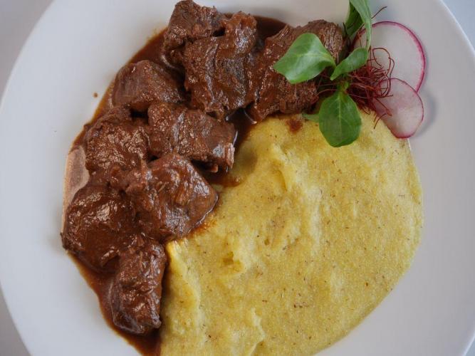 Gulash di manzo con polenta rustica