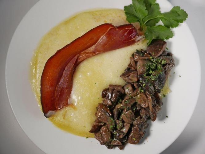 Asiago fuso e funghi con speck croccante