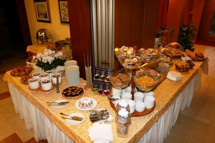 1186980_353190778145799_1736076108_n