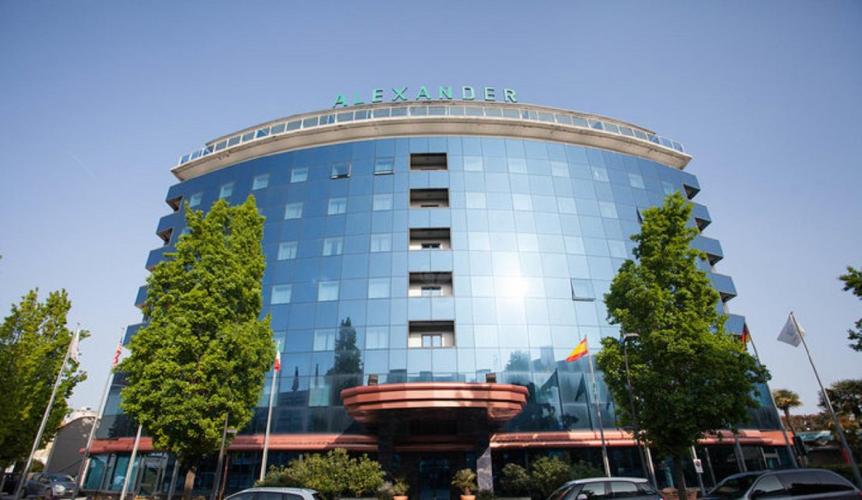 the-hotel-v6842771-720-1