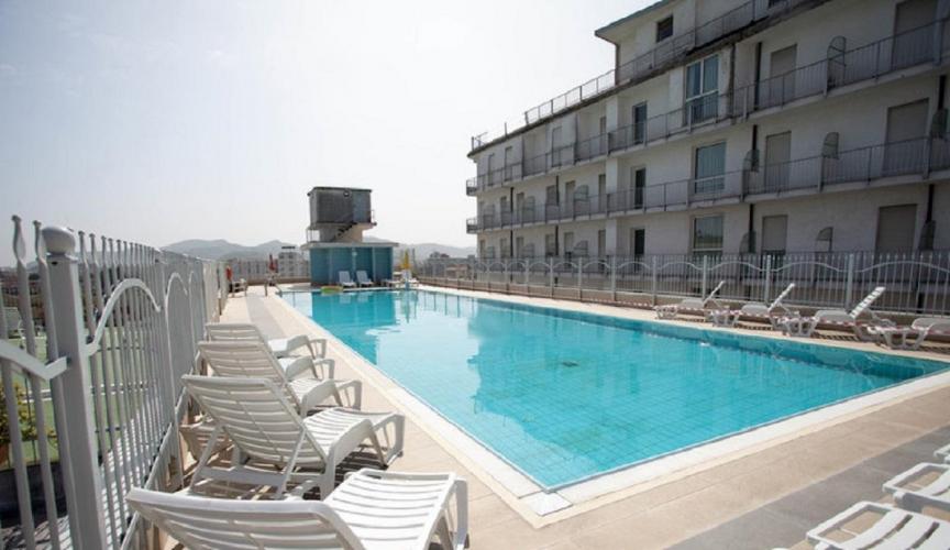 outdoor-pool-v6842736-768