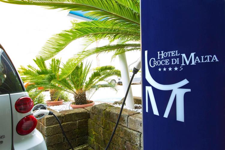 16 - Colonnina ricarica elettrica - Hotel Croce di