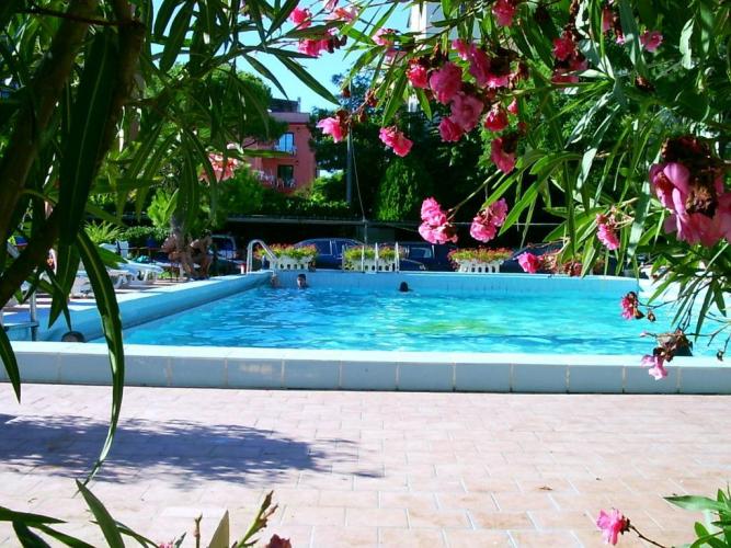 Continental piscina.jpg