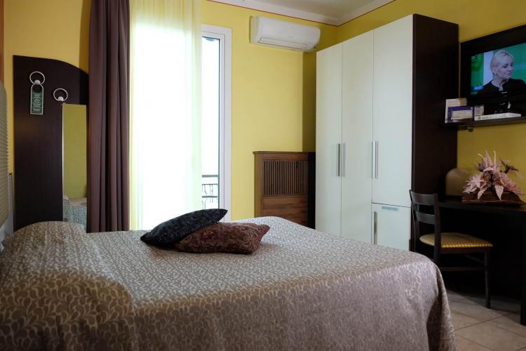 interno stanza fronte lago