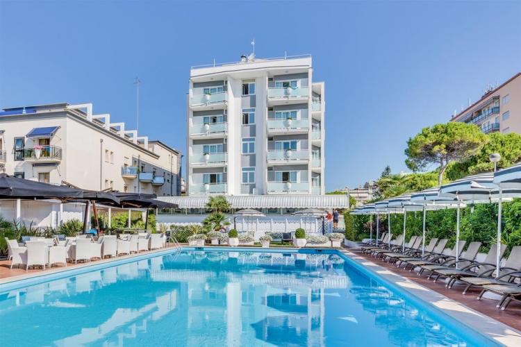 Delle Rose facciata con piscina