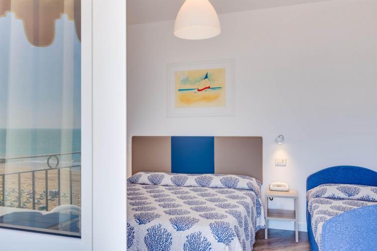 IMG_0032-stanza-304-familiare-fronte-mare-3-piano