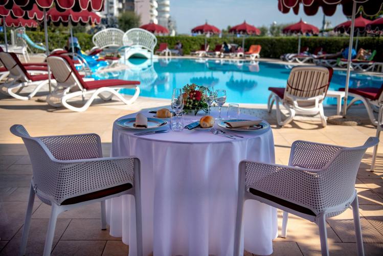 Hyppocampus Restaurant a bordo piscina