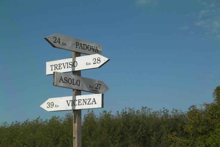 Indicazioni lungo la via ciclabile Treviso Ostigli