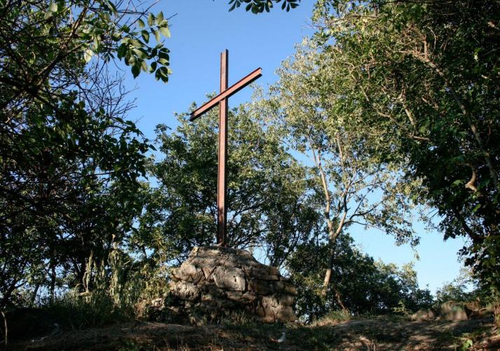 Croce sui ruderi del castello di Baone