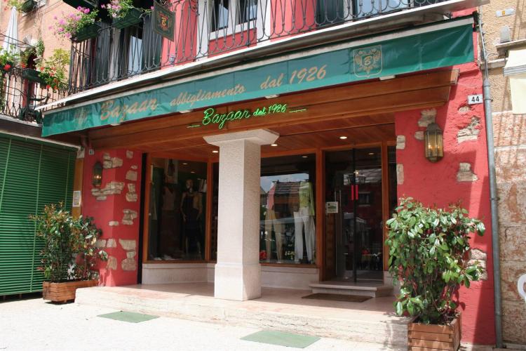 Bazaar Abbigliamento-ingresso Piazza della Chies