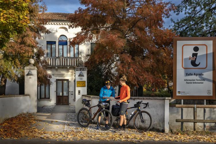 Cicloturisti davanti a Ufficio Turistico