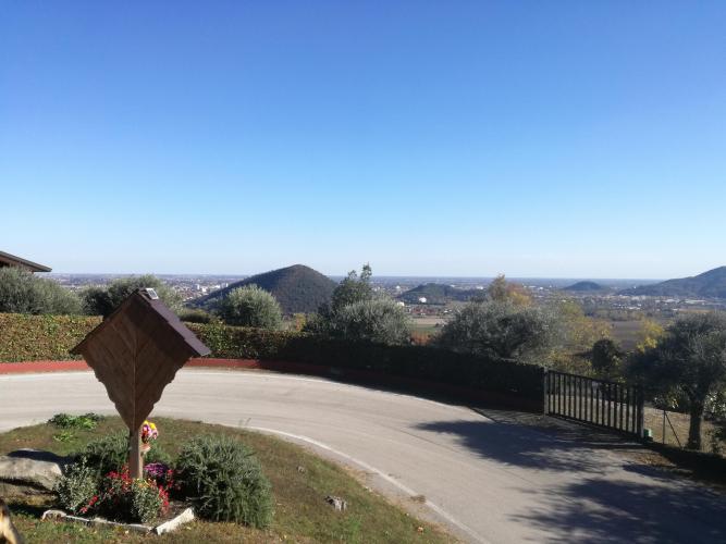 vista su Torreglia dalla strada