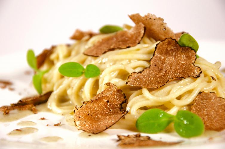 Bigoli in salsa d’ostriche e tartufo nero estivo