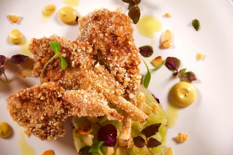 Costolette di agnello fritte e cavolo cappuccio al