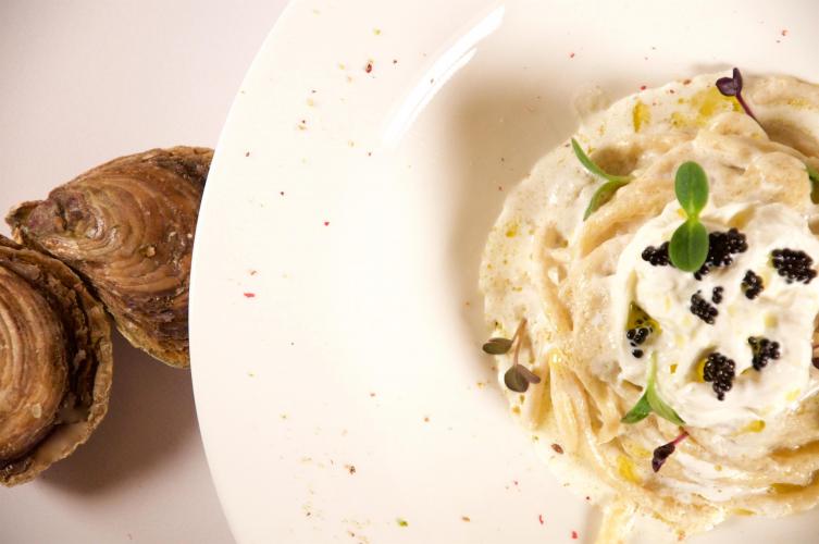 Bigoli in salsa d’ostriche, stracciatella e cavial