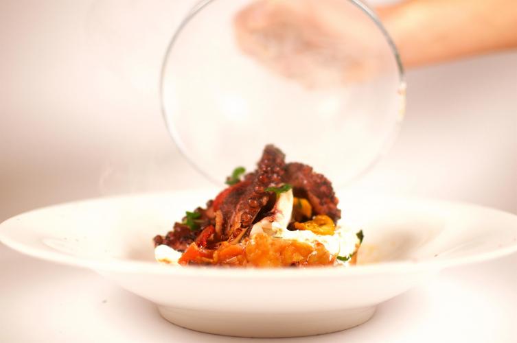 Piovra scottata al fumo, caponata di verdure e str