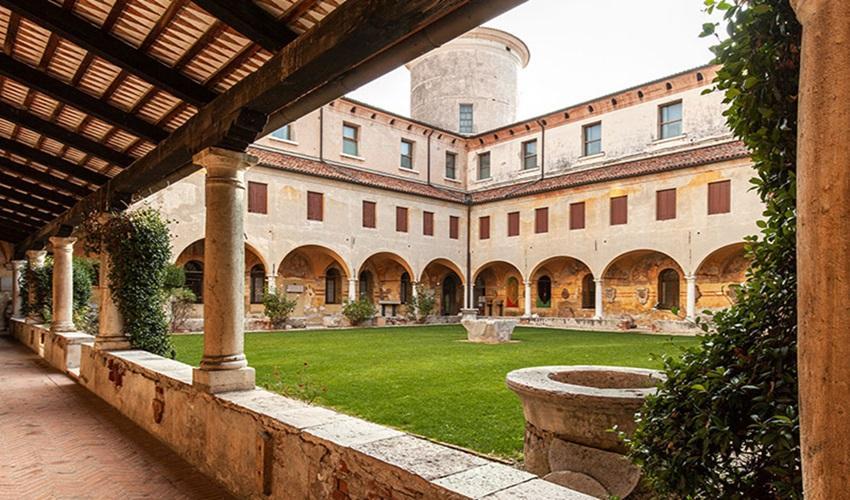 Chiostro/Cloister