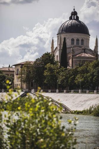 San Giorgio in Braida vista dal fiume