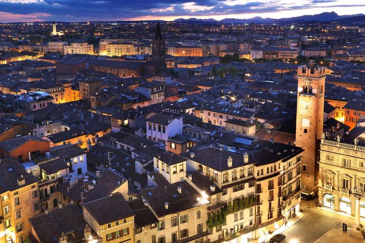 Torre del Gardello in notturna