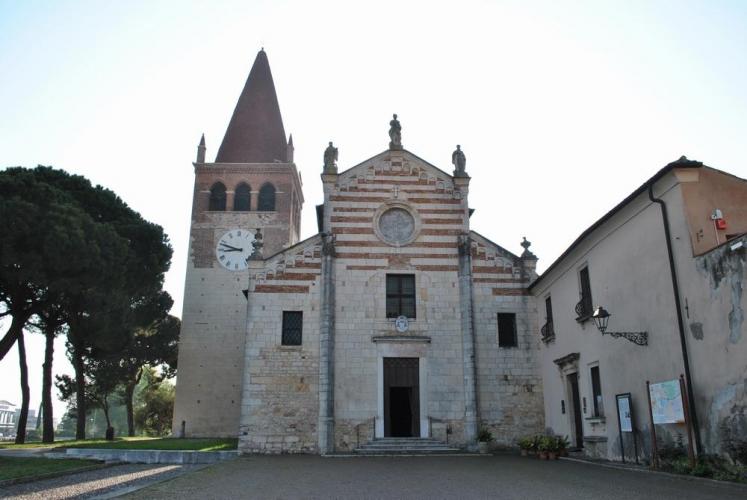 La facciata dell'Abbazia di Villanova