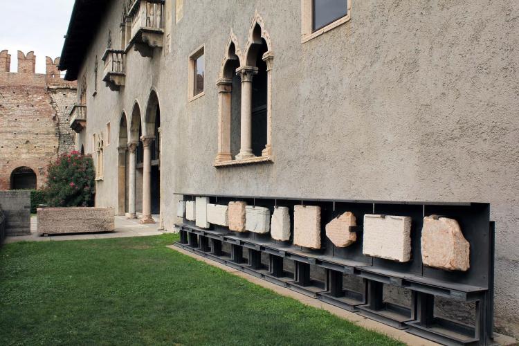 Veduta Esterna con il giardino lapidario