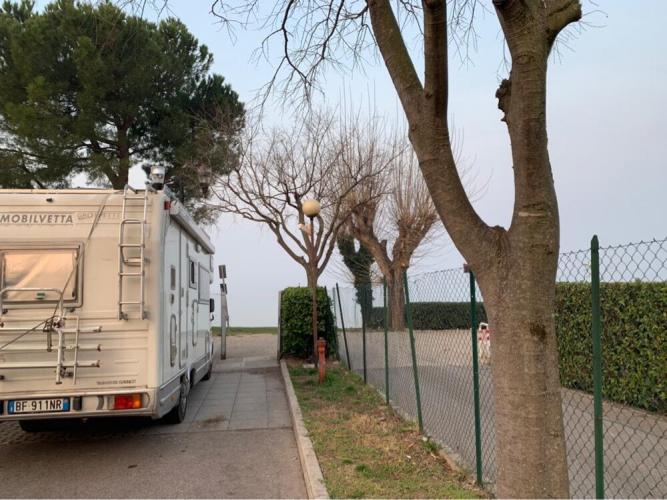 Area sosta camper sul lungolago